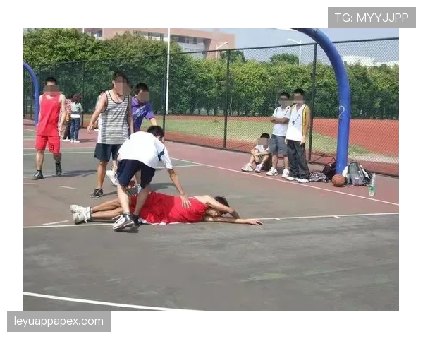篮球比赛中非法身体接触的具体情形与规则判罚详细解析